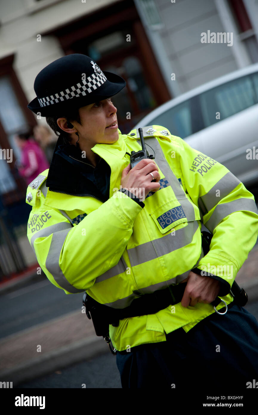 Une femme agent de police à protester contre les coupures de l'éducation des élèves, parler dans sa radio, Aberystwyth Wales UK Banque D'Images