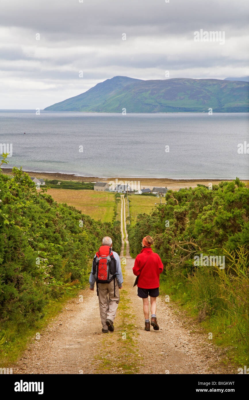 Les promeneurs sur la Skipness approche Kintyre Way. Arran est dans l'arrière-plan. Banque D'Images