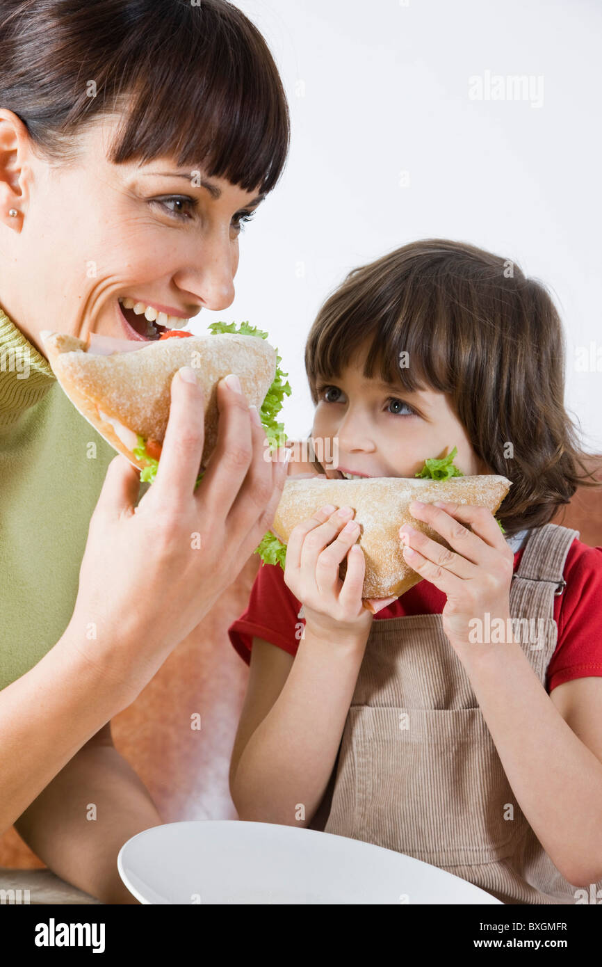 Mère et fille de manger des sandwiches Banque D'Images