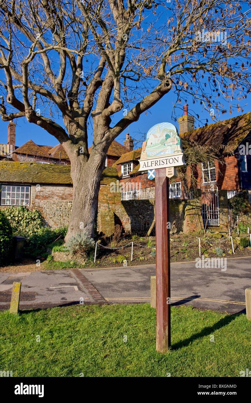 Panneau du Village et Maisons sur la place du village à 1 156 km sur les South Downs East Sussex en Angleterre avec un bleu ciel d'hiver Banque D'Images