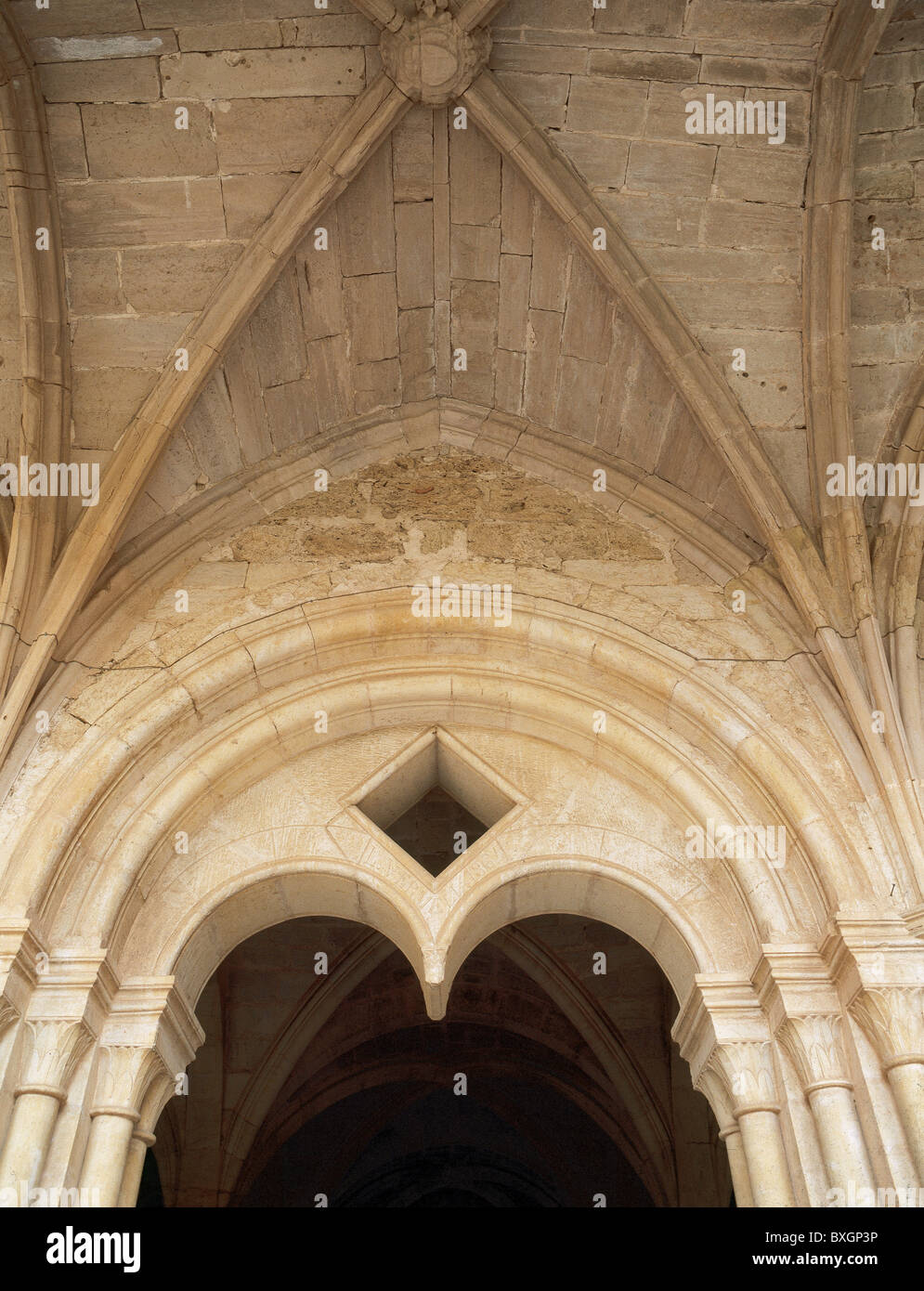 Monastère de Santes Creus. L'Abbaye cistercienne. Entrée de la Salle Capitulaire avec mèche téflonnée vault. Aiguamurcia. La Catalogne. L'Espagne. Banque D'Images