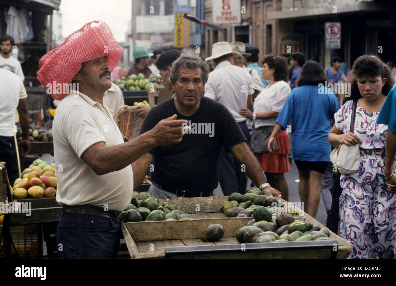 Costa Rica, San Jose, de marché, de l'avocat vendeur couteau jette Banque D'Images