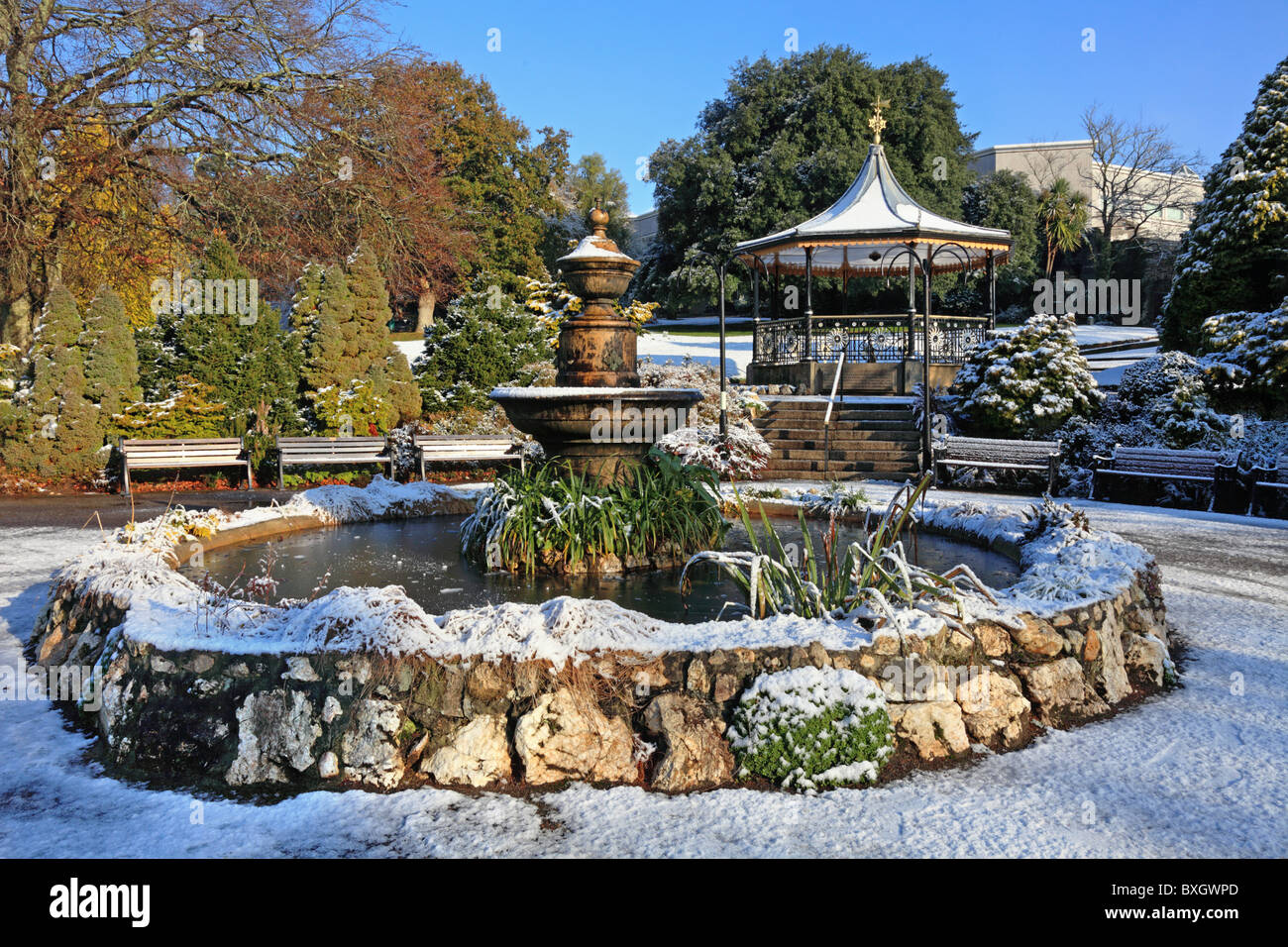 Le kiosque et fontaine à eau à Truro's Victoria Gardens Banque D'Images