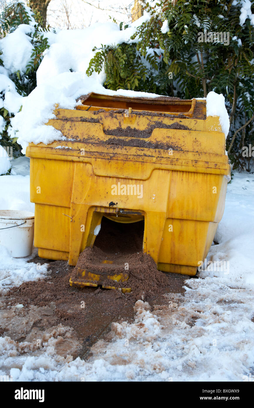 Ouvrir conseil local de sable et de sel une soute de stockage sur un jour froid des hivers enneigés de l'Irlande du Nord Belfast Banque D'Images