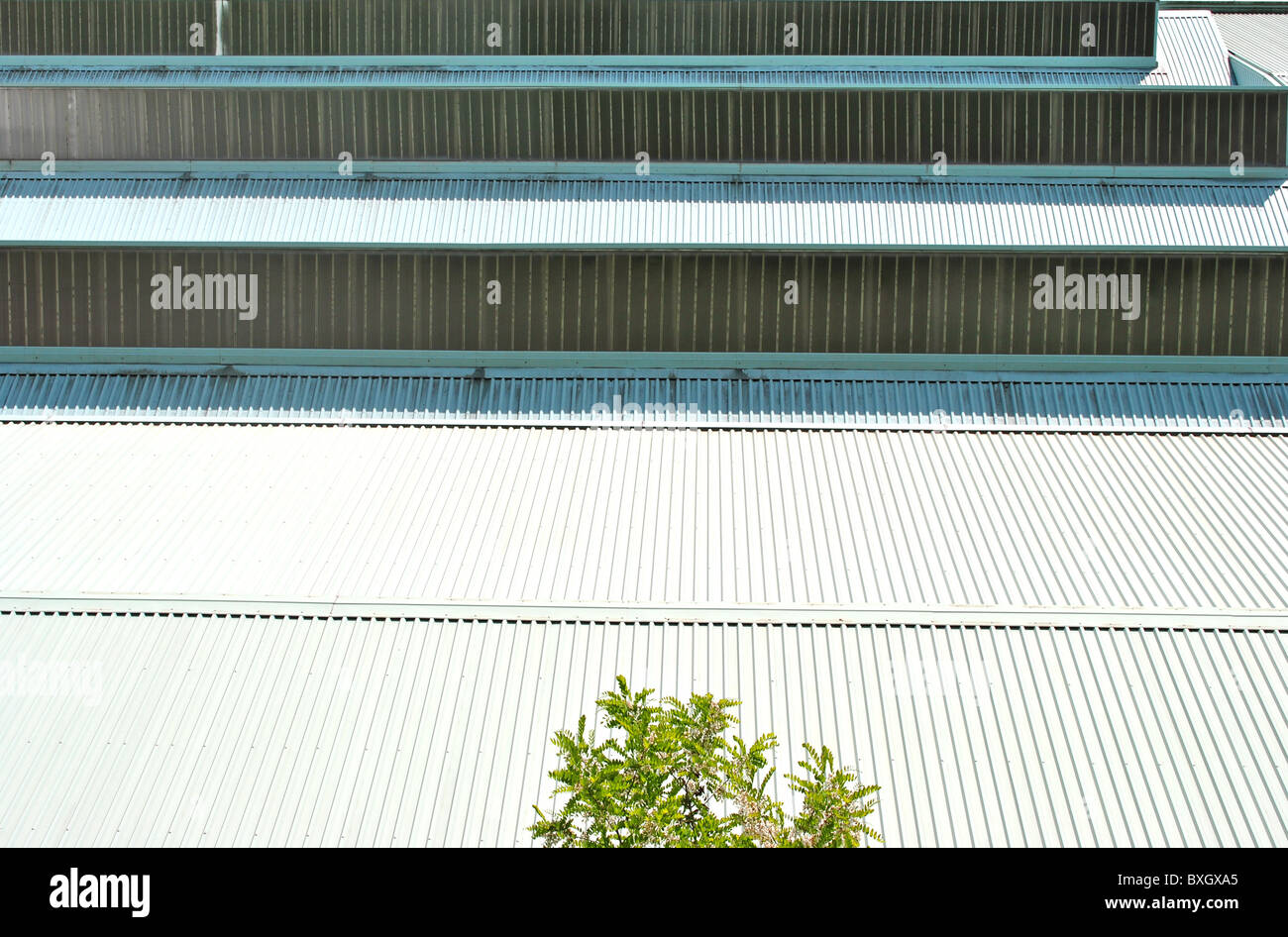 Bâtiments industriels en plaque de fer et arbre thermiquement Banque D'Images