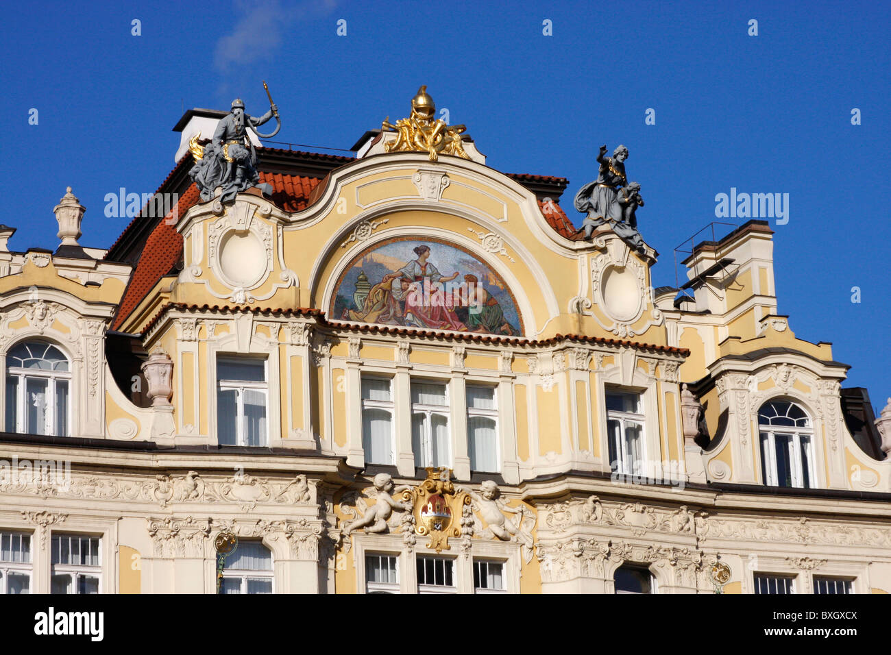 Façade joliment peint et décoré d'un des bâtiments remarquables sur la place de la vieille ville de Prague, République tchèque, Banque D'Images