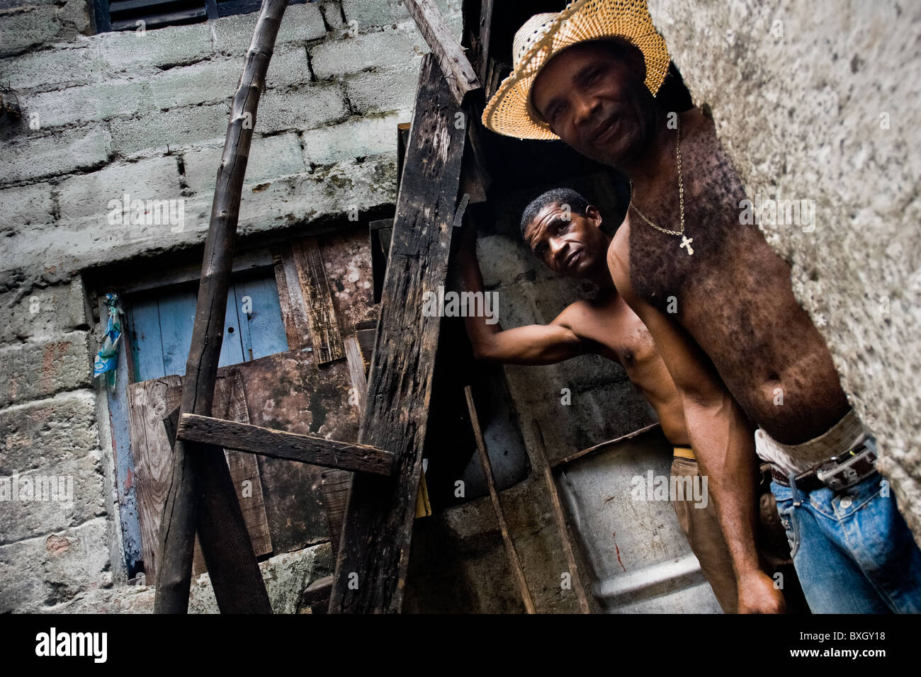 Les hommes cubains préparer une cérémonie de la religion Palo sur  l'arrière-cour de leur maison à Santiago de Cuba, Cuba Photo Stock - Alamy