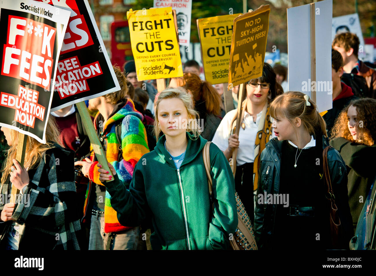 Fille d'étudiant est le seul à lutter contre les compressions placard au milieu de plus jeunes étudiants sur l'anti-démonstration coupes mars 2010, Brighton Banque D'Images