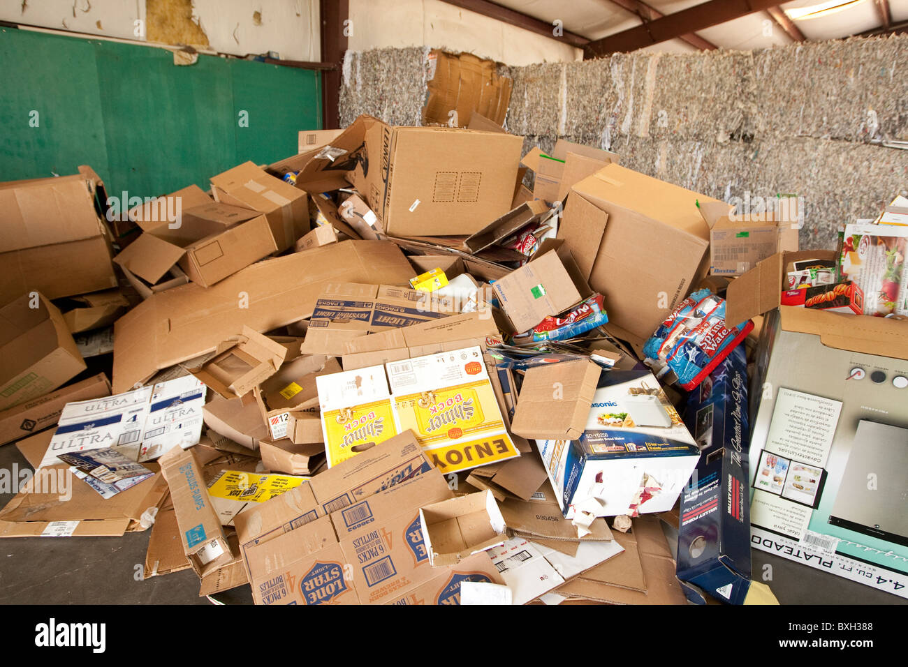 Balles de papier et compactés, les déchets en plastique haute empilée et boîtes de carton vides au centre de recyclage à Columbus, Ohio Banque D'Images