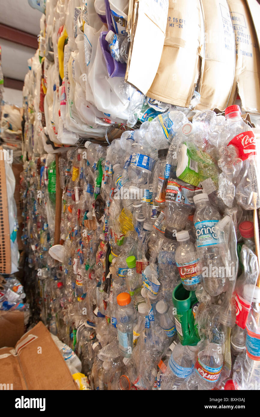 Les balles de déchets plastiques compactés à haute empilée centre de recyclage à Columbus, Ohio Banque D'Images