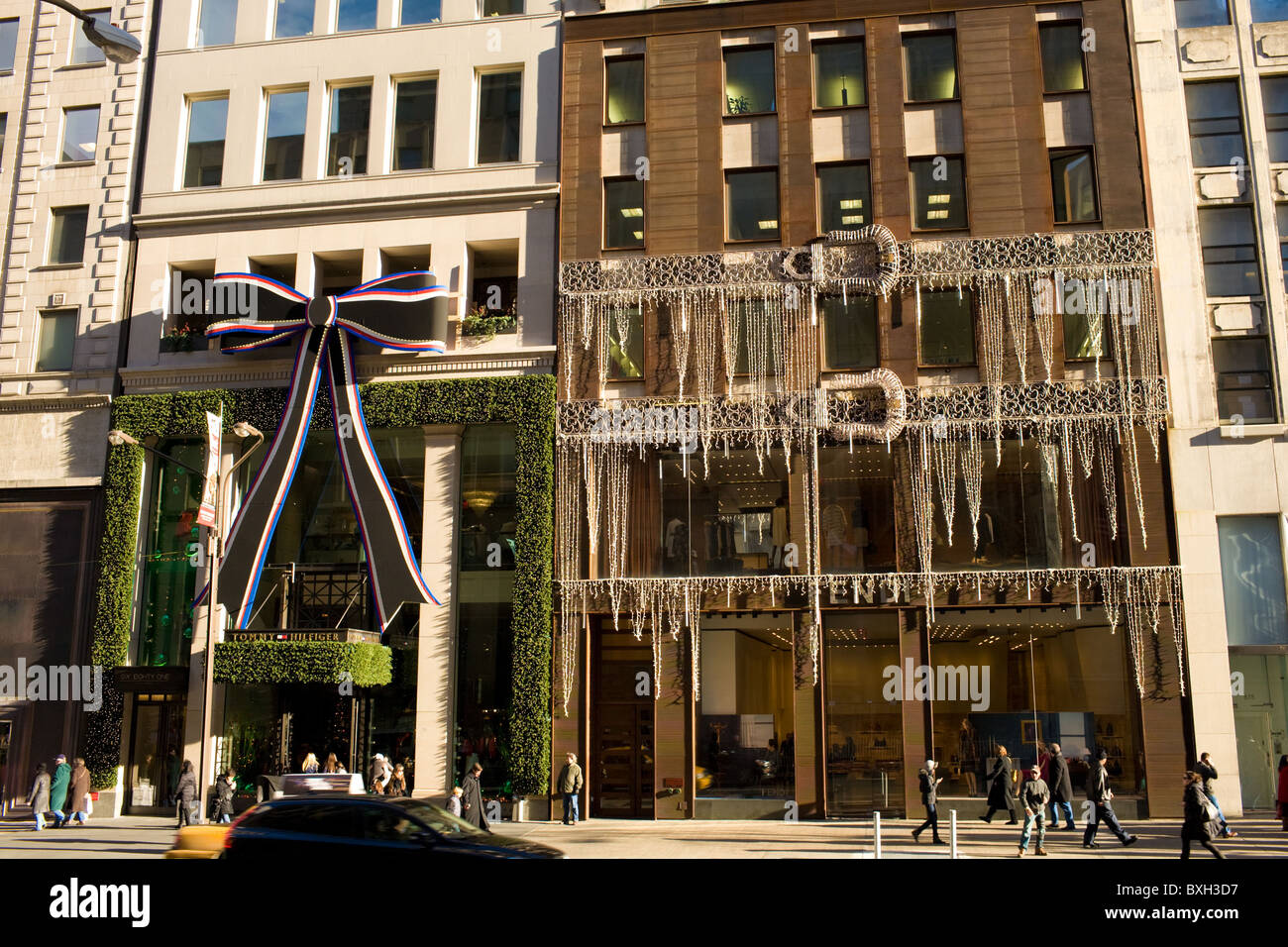 Boutiques de la Cinquième Avenue décorée pour Noël, Manhattan, New York City Banque D'Images