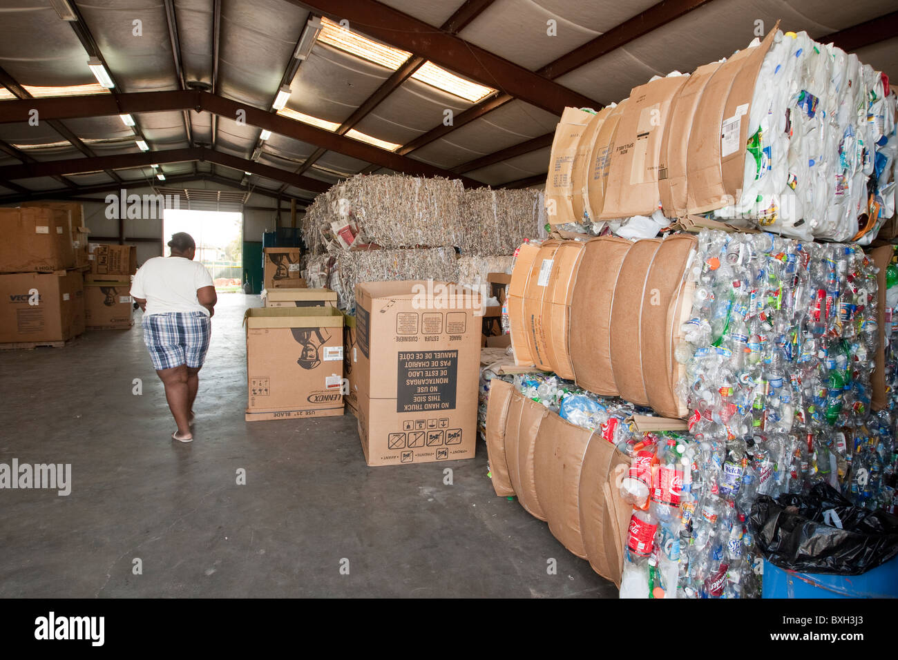 Balles de papier et compactés, les déchets en plastique empilés élevé au niveau du centre de recyclage à Columbus, Ohio Banque D'Images
