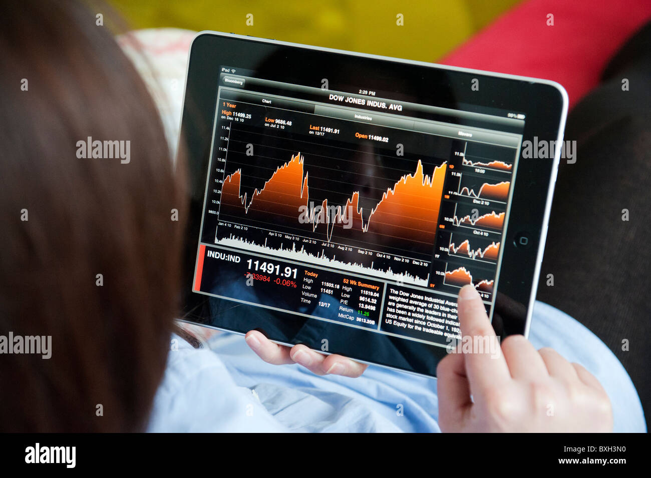 La vérification des données financières sur la femme marché Bloomberg et finances application sur un iPad tablet computer Banque D'Images