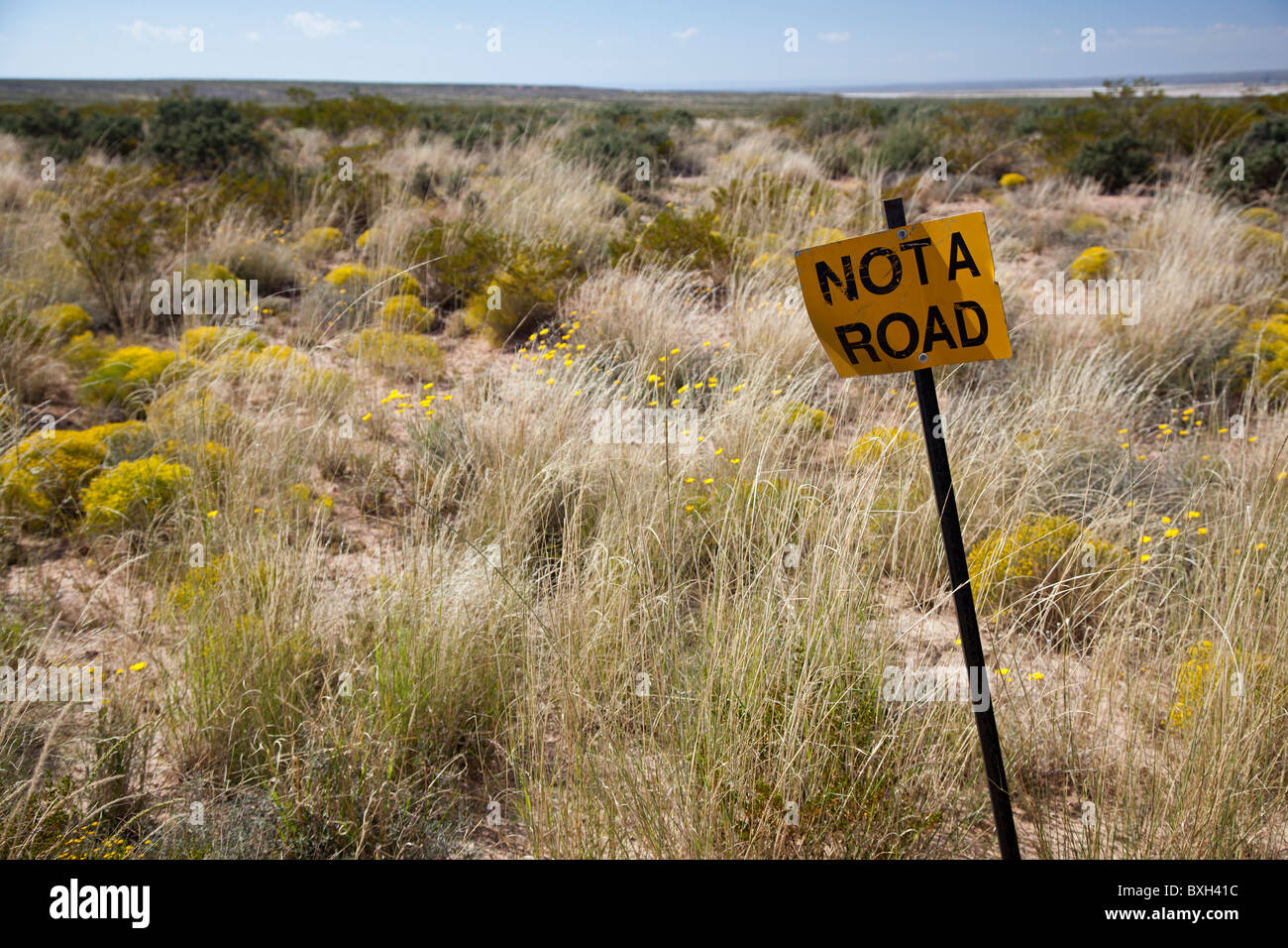 Carlsbad, Nouveau Mexique - un "pas un chemin' signe dans le désert de Chihuahuan. Banque D'Images