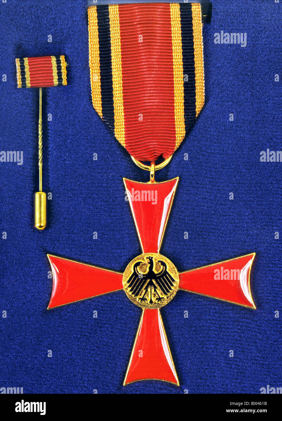Décorations, Allemagne, Croix fédérale du mérite, établie le 7 septembre 1951, Croix du mérite sur ruban, version pour les hommes et version miniature (à gauche), bleu, émail, décoration, médaille, aigle, historique, historique, médailles, XXe siècle, années 1950, droits additionnels-Clearences-non disponible Banque D'Images