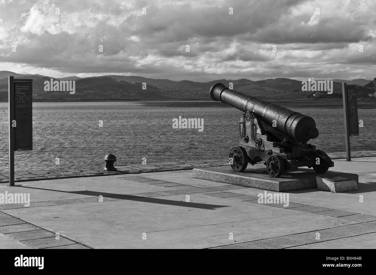 Canon de fer de l'épave du galion Notre Dame de la conception sur le front de mer de Santona, Cantabria, Espagne, Europe. Banque D'Images