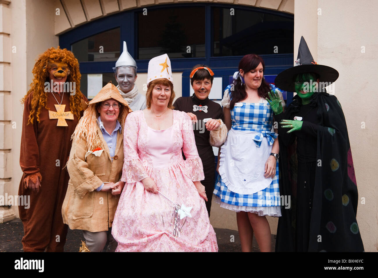 Les gens la collecte de fonds pour les enfants dans le besoin de bienfaisance portant robe du Wizard of Oz. Angleterre Royaume-uni Grande-Bretagne Banque D'Images