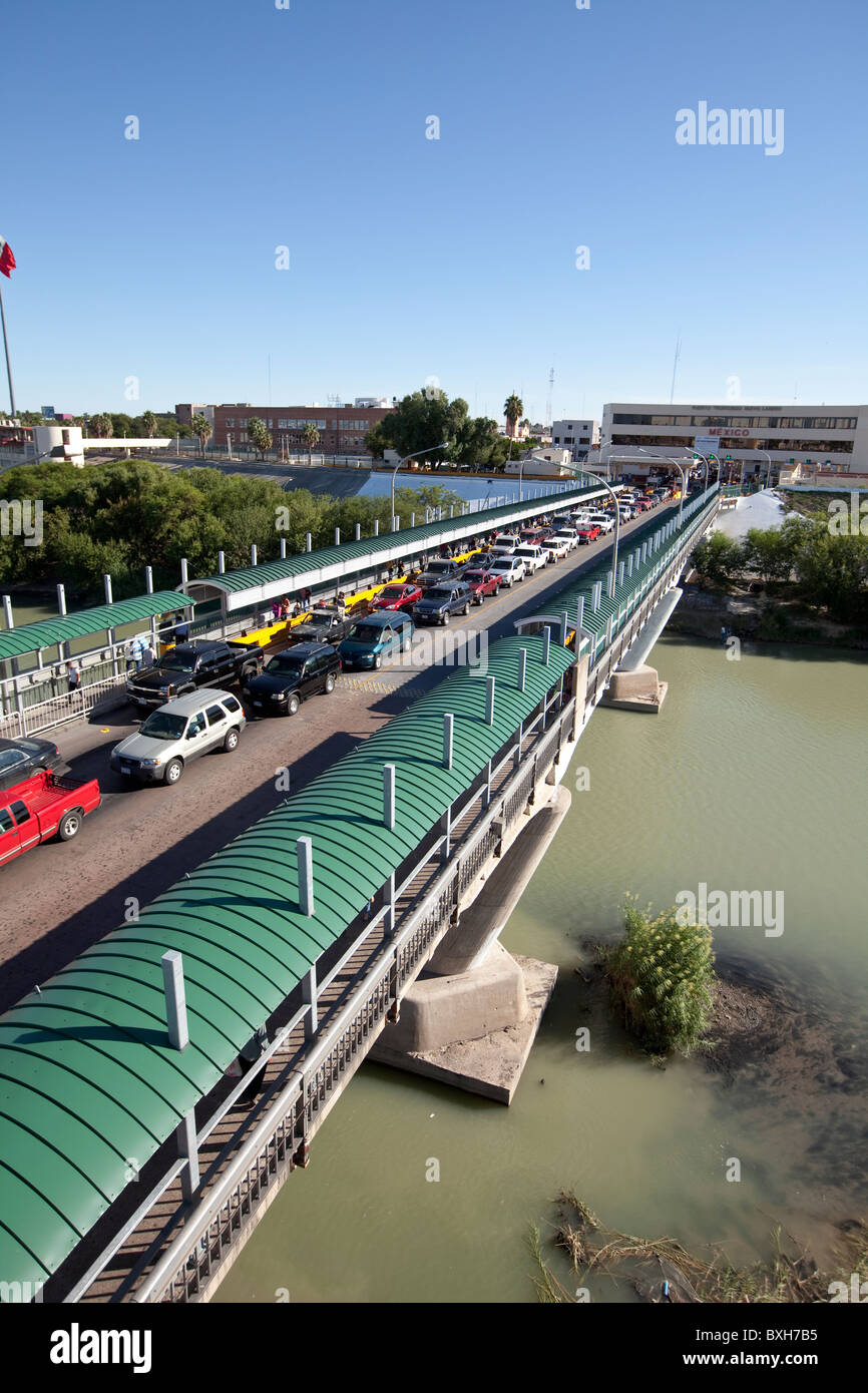 Voitures de tête du Mexique en vue de l'administration des douanes contrôle à Laredo, Texas, attendre sur le pont sur Rio Grande Banque D'Images