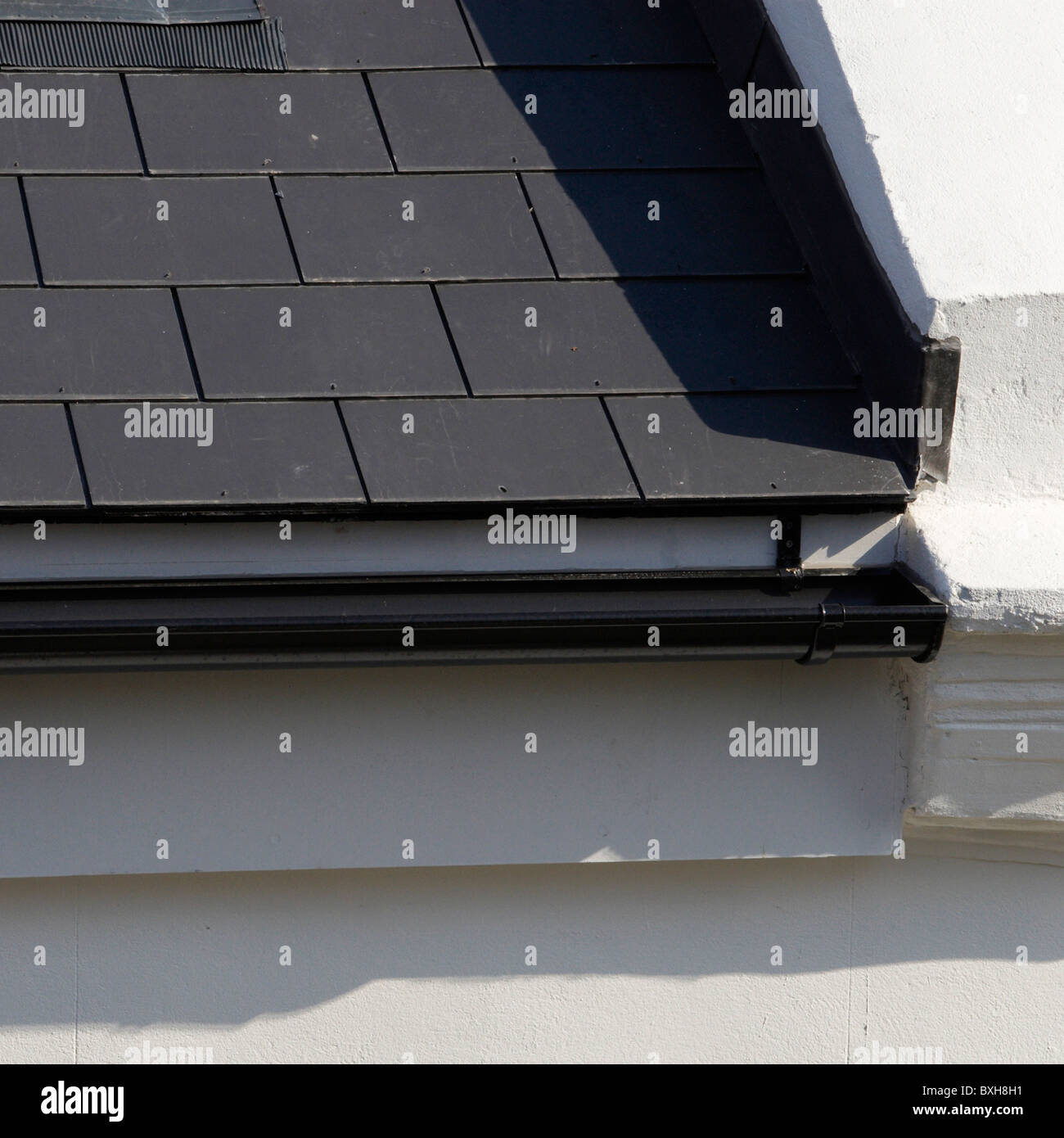 Gouttières sur le toit de maison victorienne Banque D'Images