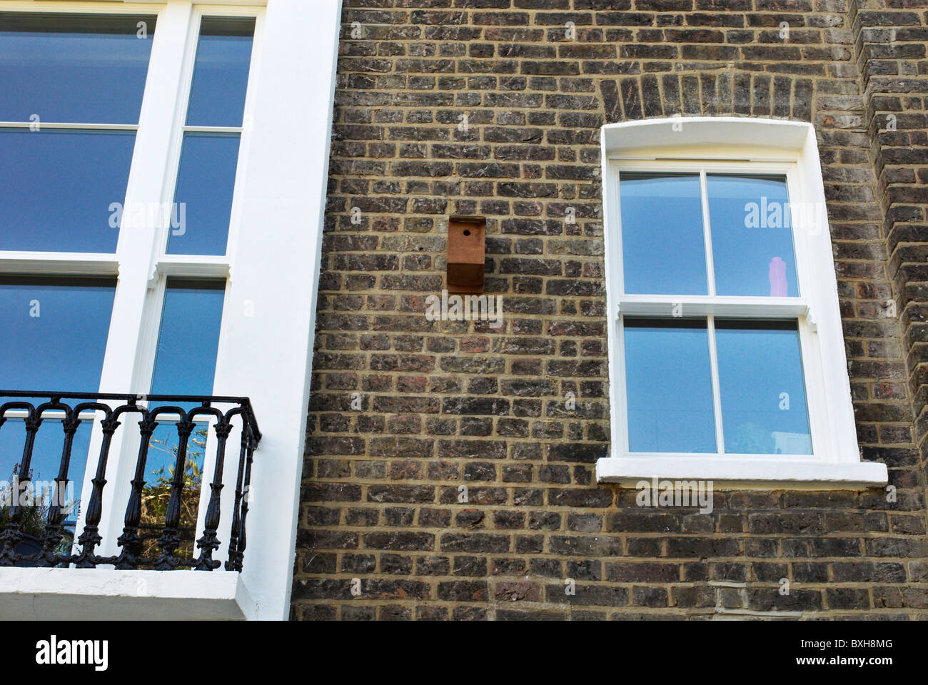 Double-vitrage des fenêtres à guillotine en bois dans l'éco-maison victorienne Banque D'Images
