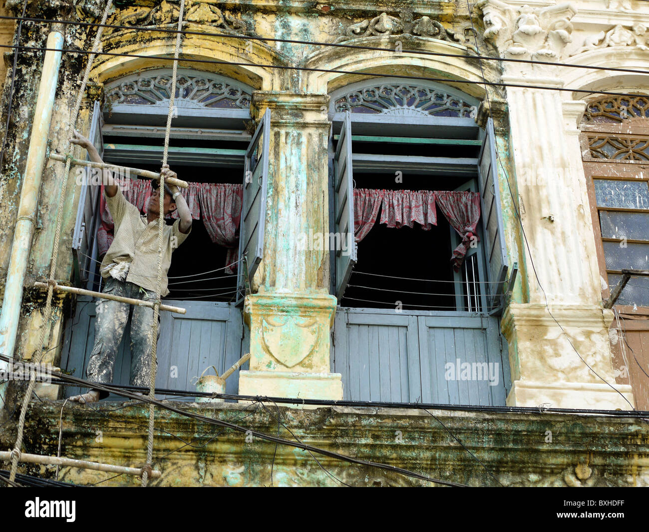 Man painting un bâtiment colonial, Yangon, Birmanie, Myanmar Banque D'Images