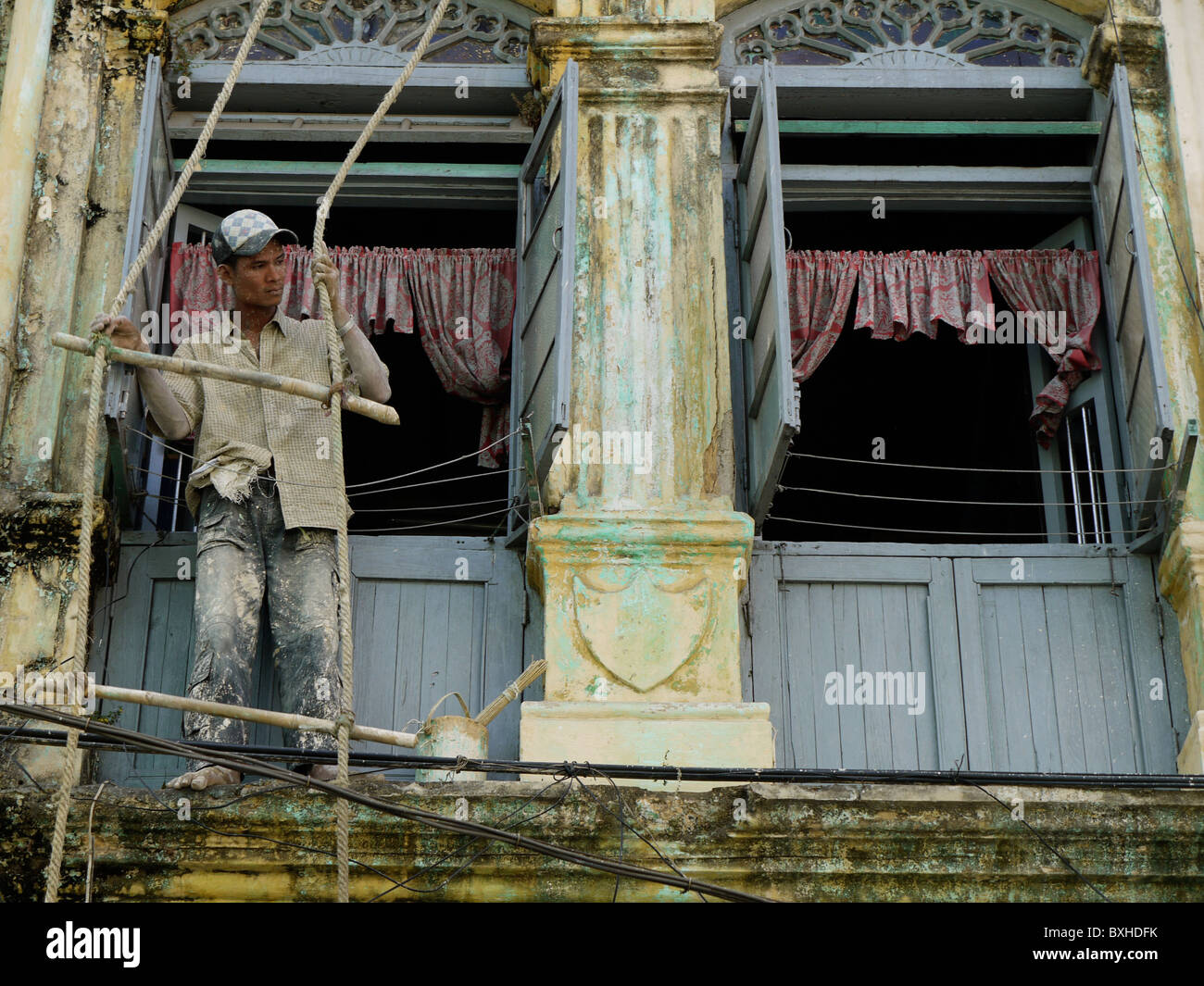 Man painting un bâtiment colonial, Yangon, Birmanie, Myanmar Banque D'Images