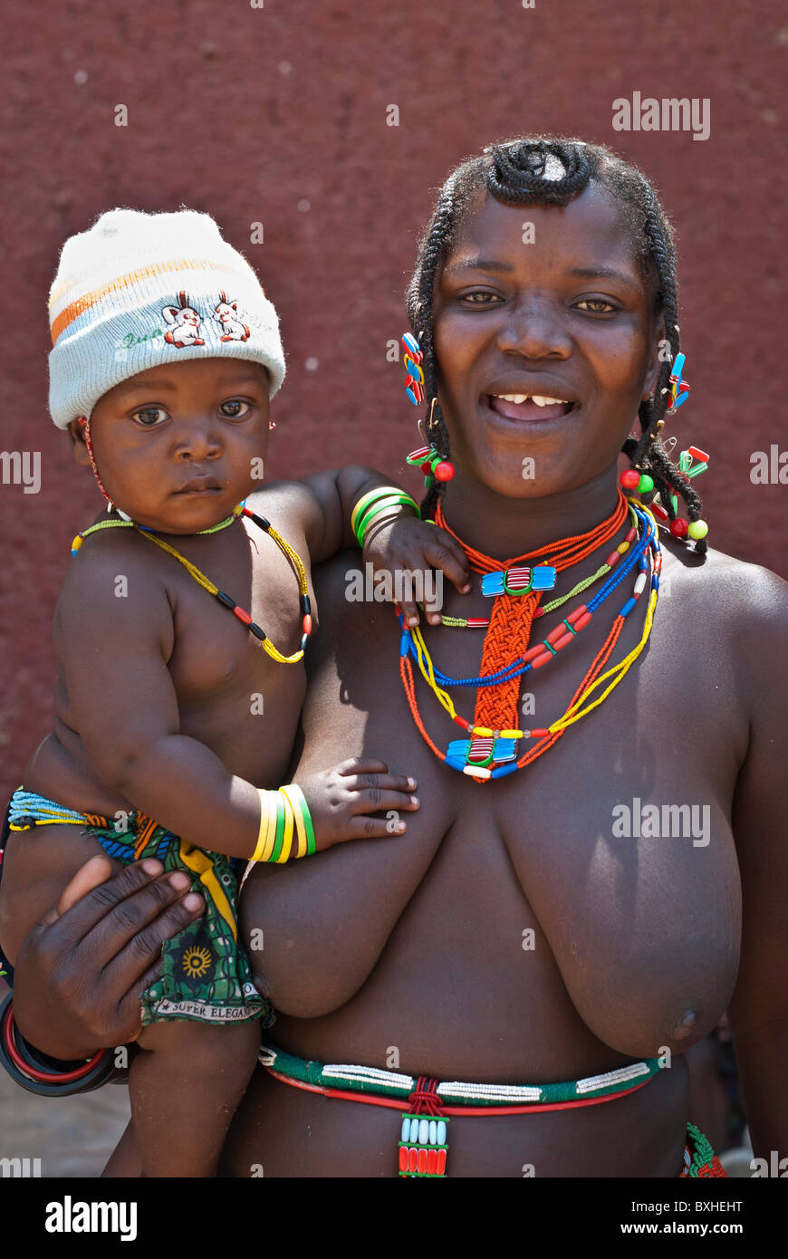 Zemba femme avec enfant à Opuwo, un village près d'Epupa Falls, Kunene, Namibie, Afrique. Banque D'Images