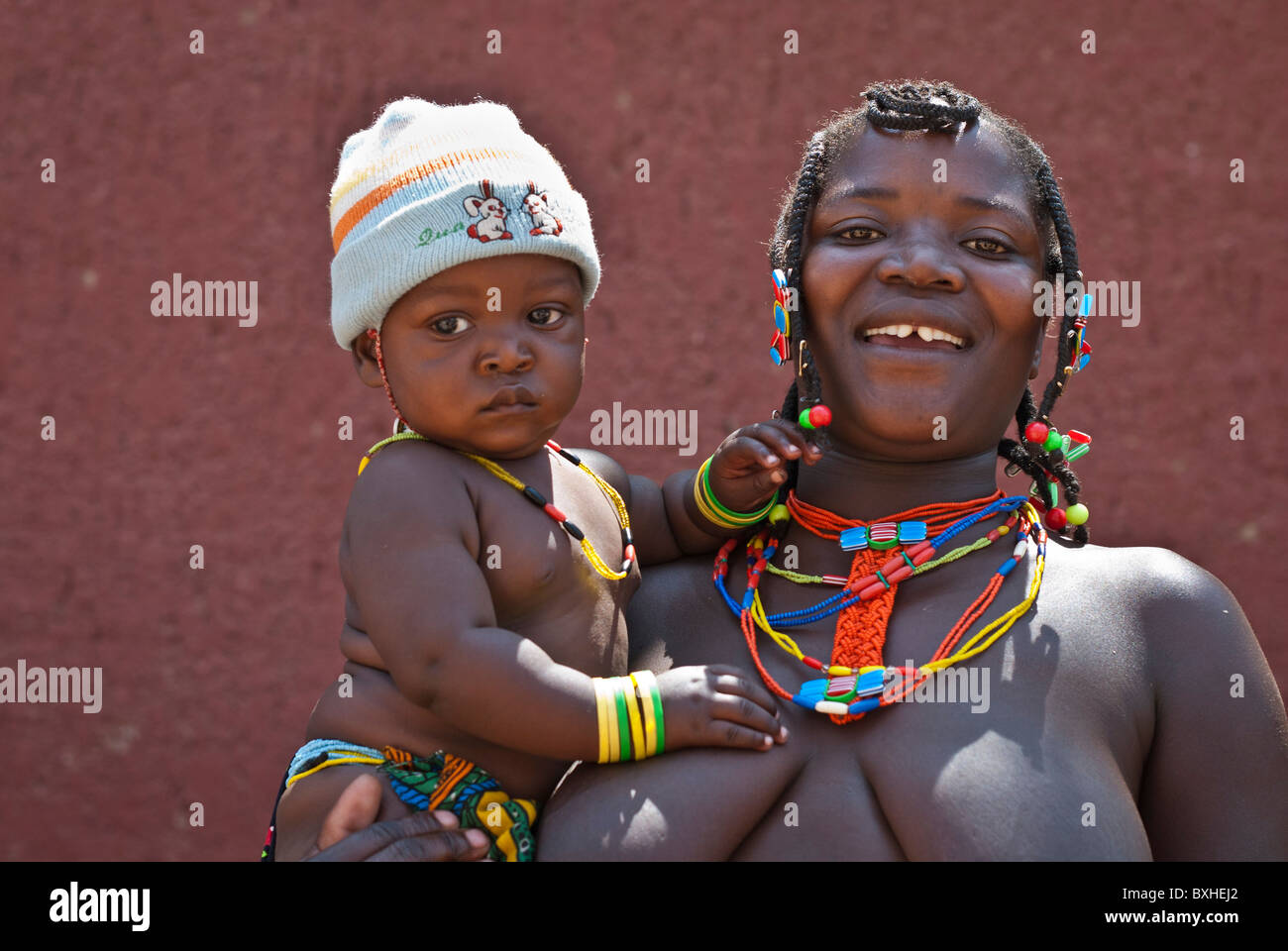 Zemba femme avec enfant à Opuwo, un village près d'Epupa Falls, Kunene, Namibie, Afrique. Banque D'Images