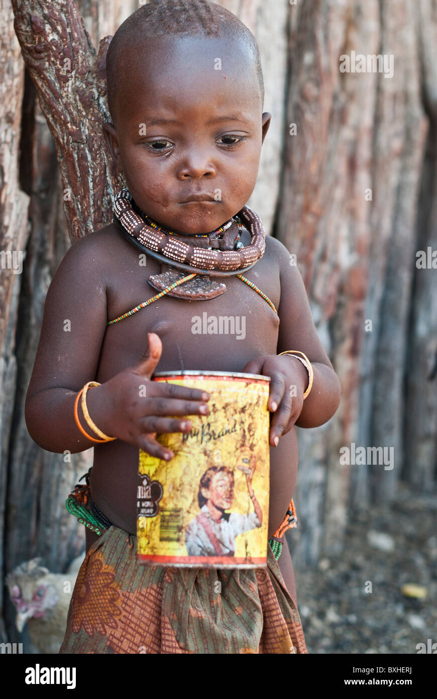 Jeune fille Himba dans un village près d'Epupa Falls, Kunene, Namibie, Afrique. Banque D'Images