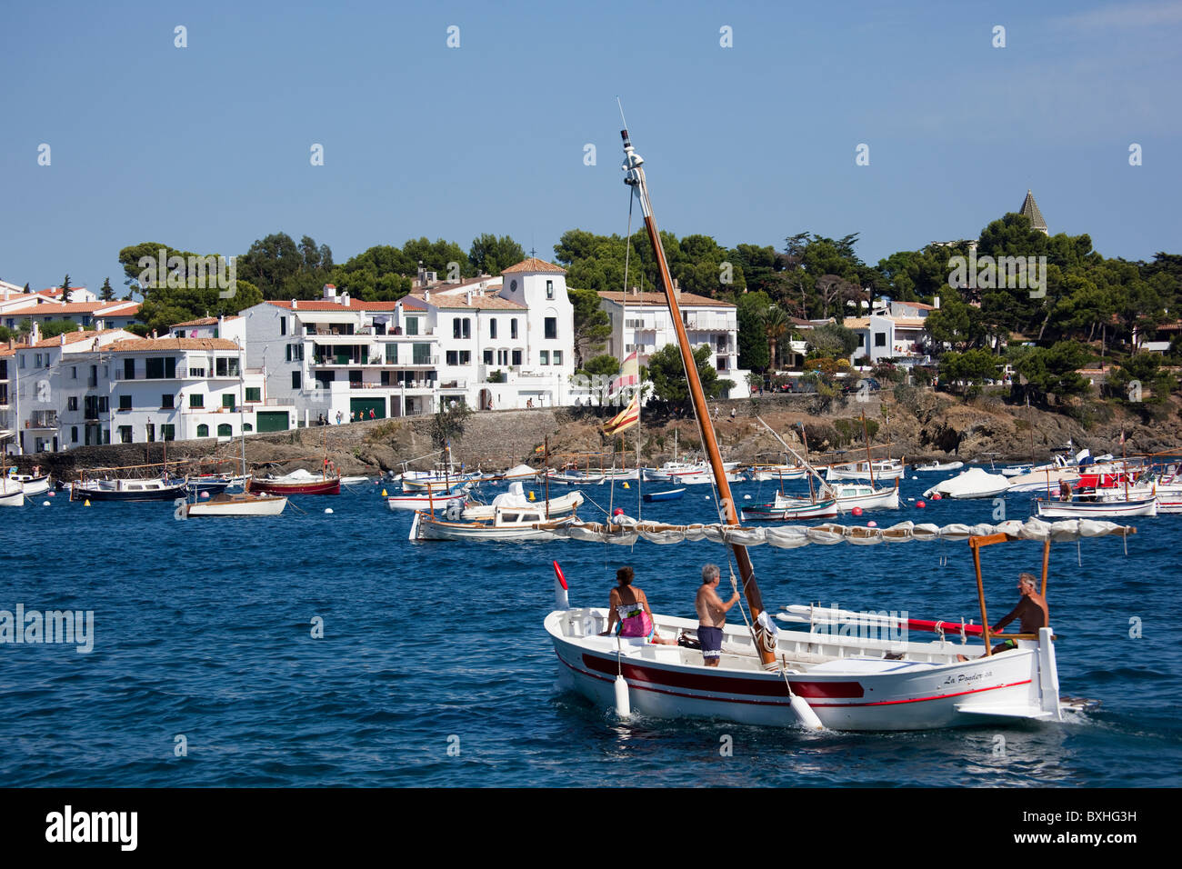 Bateau naviguant dans la baie de Cadaqués Emporda Catalogne Espagne Banque D'Images