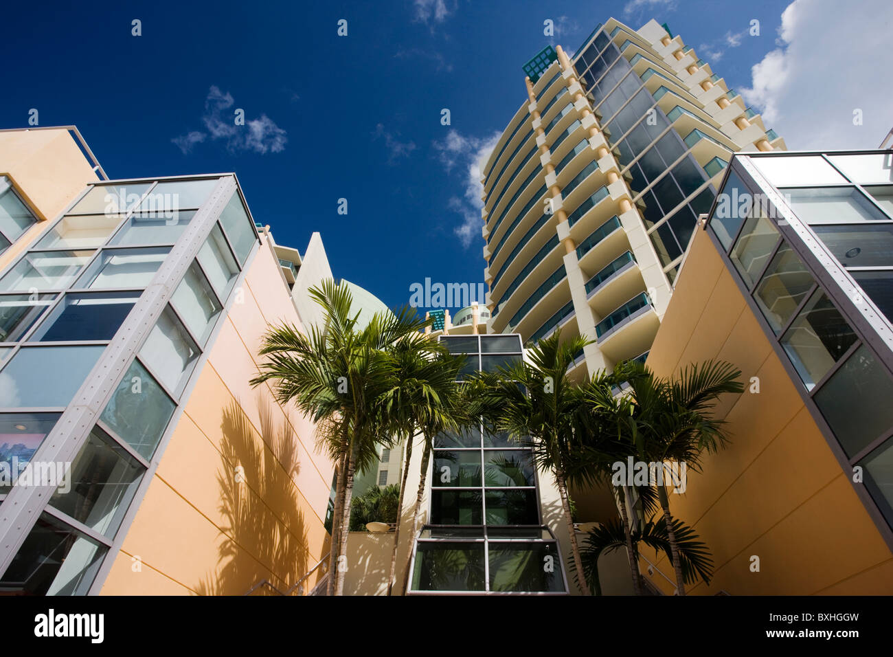 L'architecture Art déco aux couleurs pastel des tours d'immeubles d'appartements à South Beach, Miami, Floride, États-Unis d'Amérique Banque D'Images