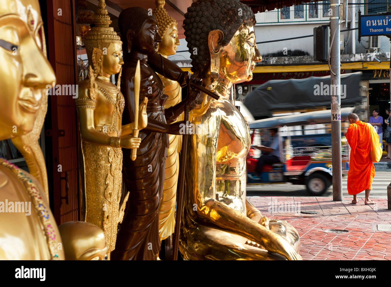 Les statues de bouddha, les moines et les Tuk Tuk, scène de rue, Bangkok, Thaïlande Banque D'Images