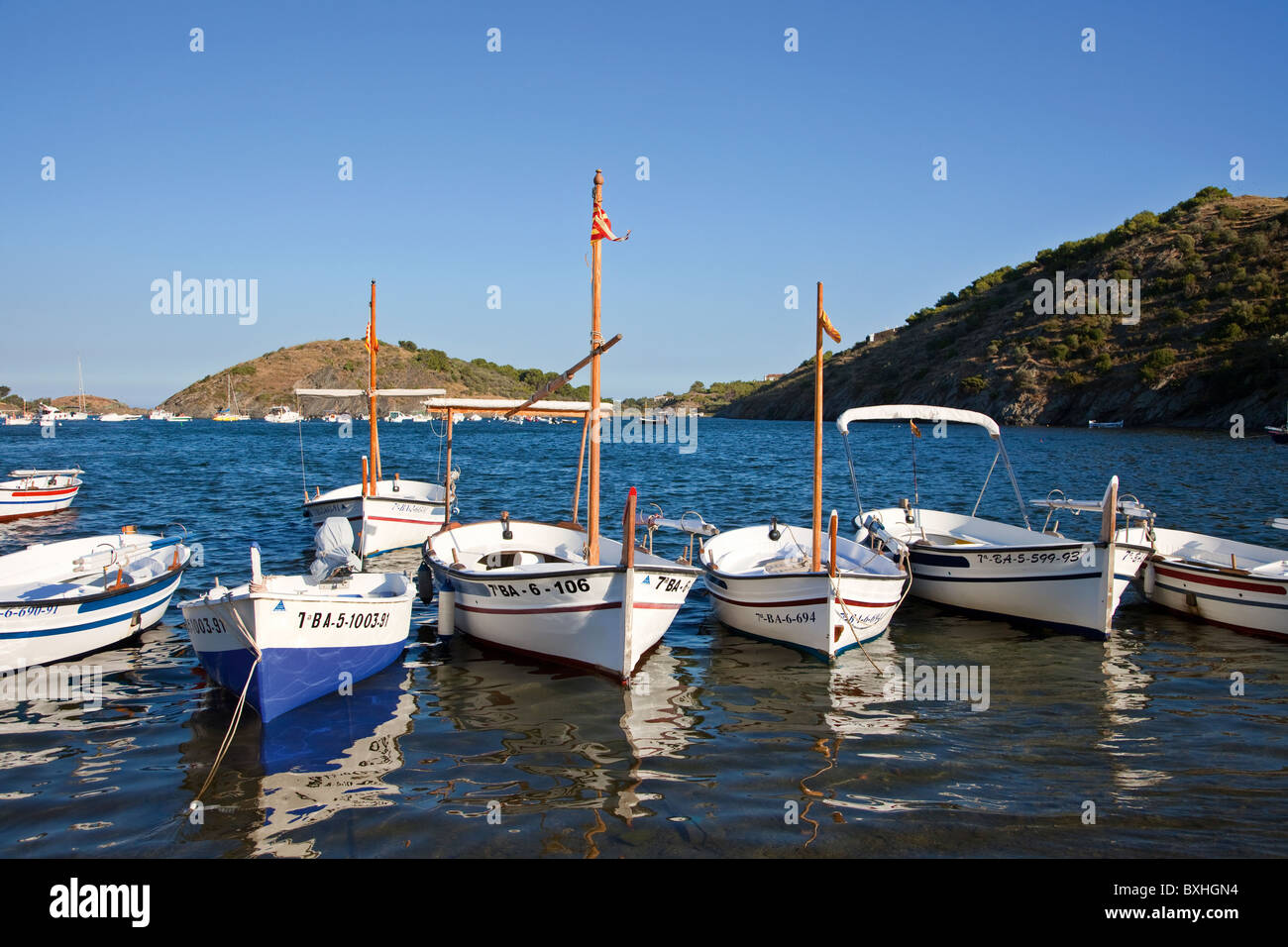 Bateaux amarrés à Port Lligat Parc naturel de Cap de Creus Emporda Catalogne Espagne Banque D'Images