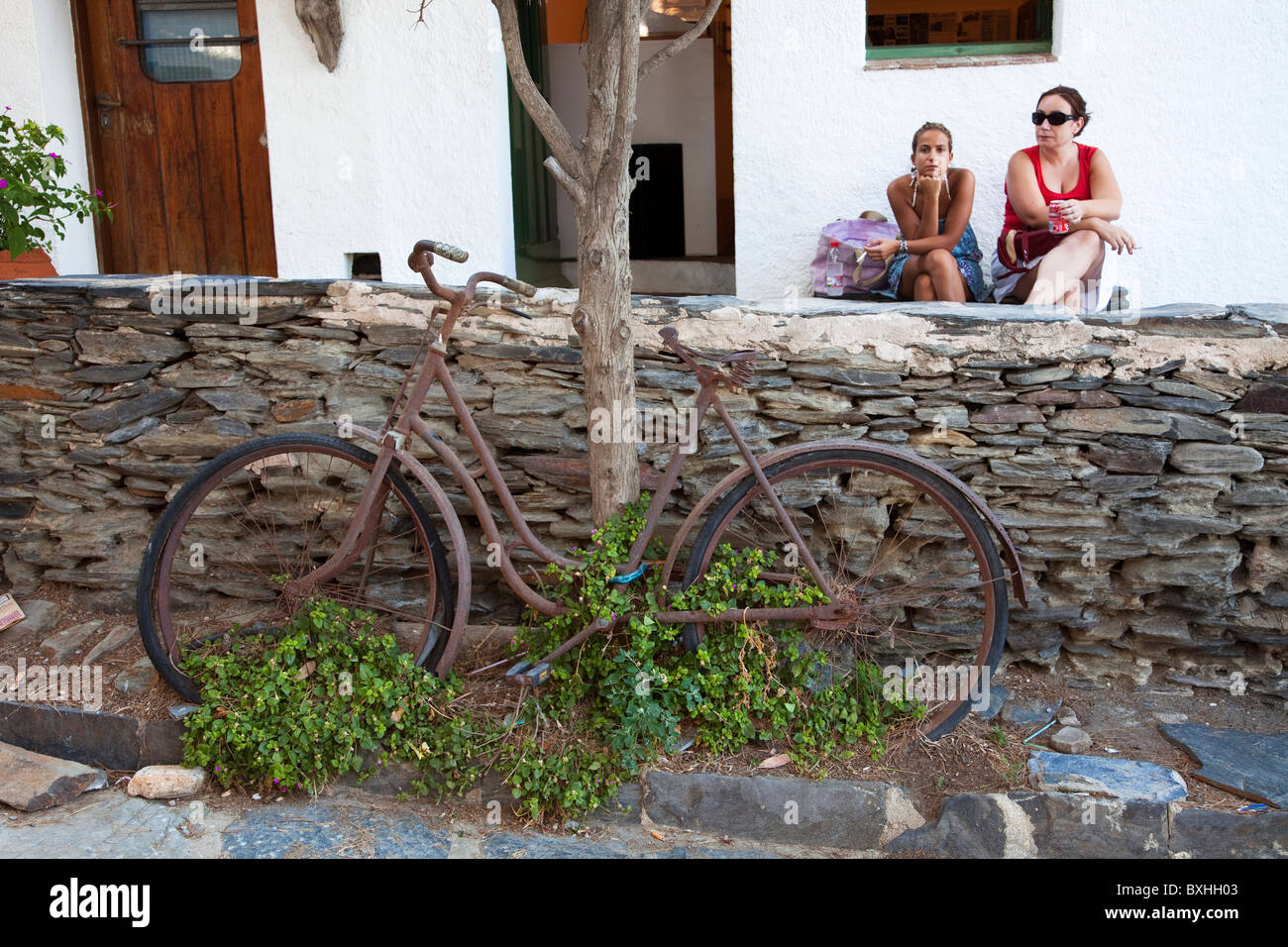 Les gens avec de vieux location à Port Lligat près de Salvador Dali accueil du parc naturel de Cap de Creus Emporda Catalogne Espagne Banque D'Images