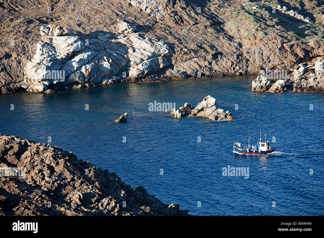 Bateau de pêche voile autour de Cap de Creus Parc naturel de Cap de Creus Emporda Catalogne Espagne Banque D'Images