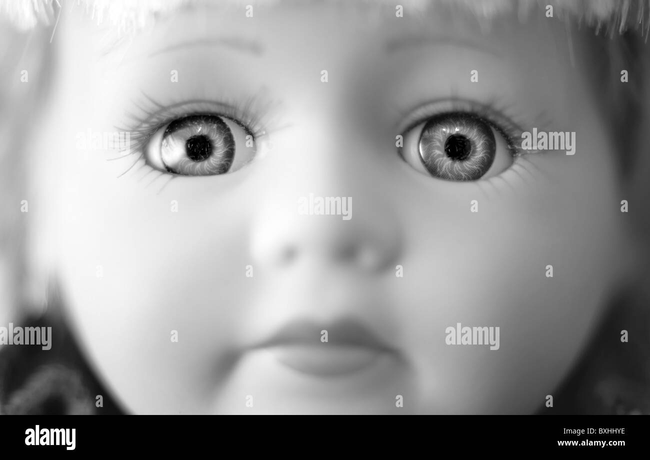 Tourné en noir et blanc du visage d'une poupée de porcelaine Banque D'Images