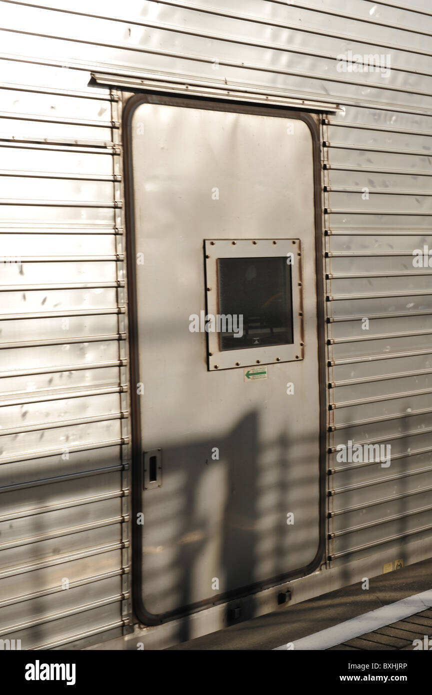 La porte de secours d'urgence sur un train dans le Tunnel sous la Manche Eurotunnel Banque D'Images