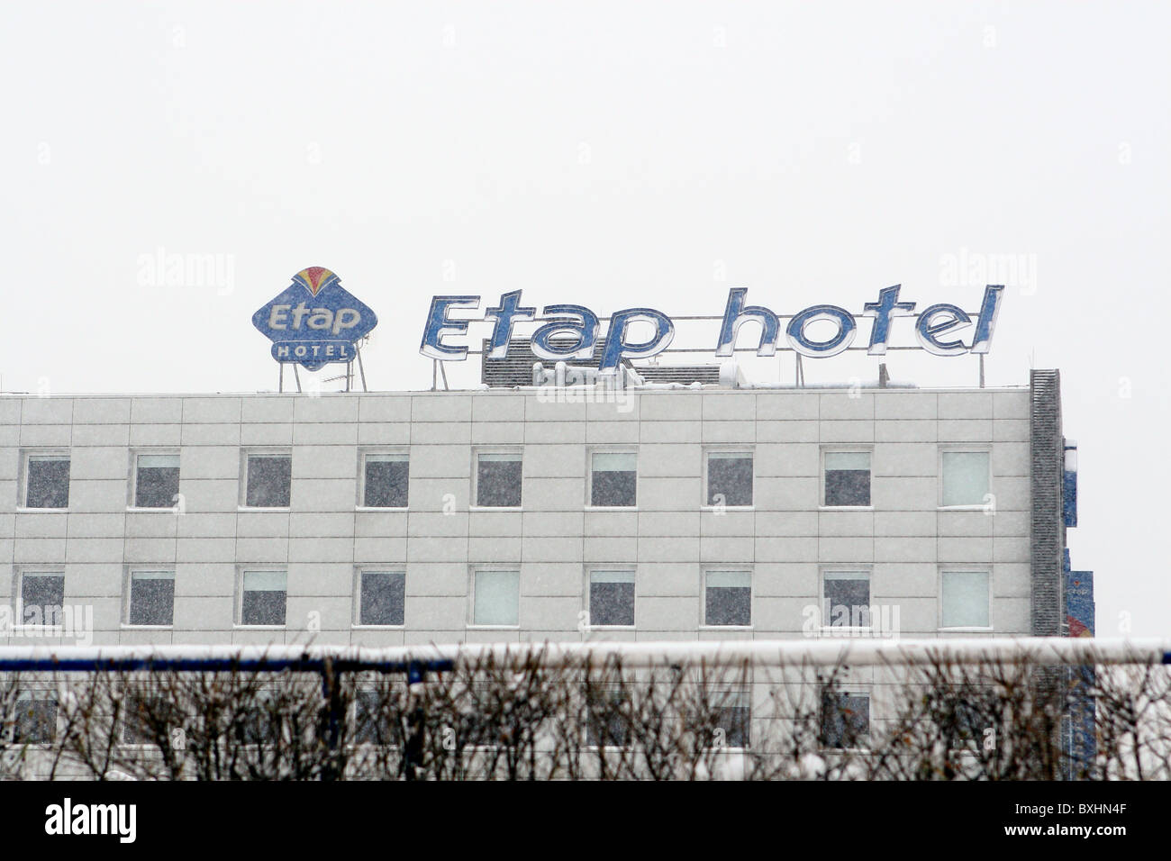 Etap hotel affiche à l'extérieur de l'immeuble pendant des chutes de neige. Katowice, Pologne. Banque D'Images