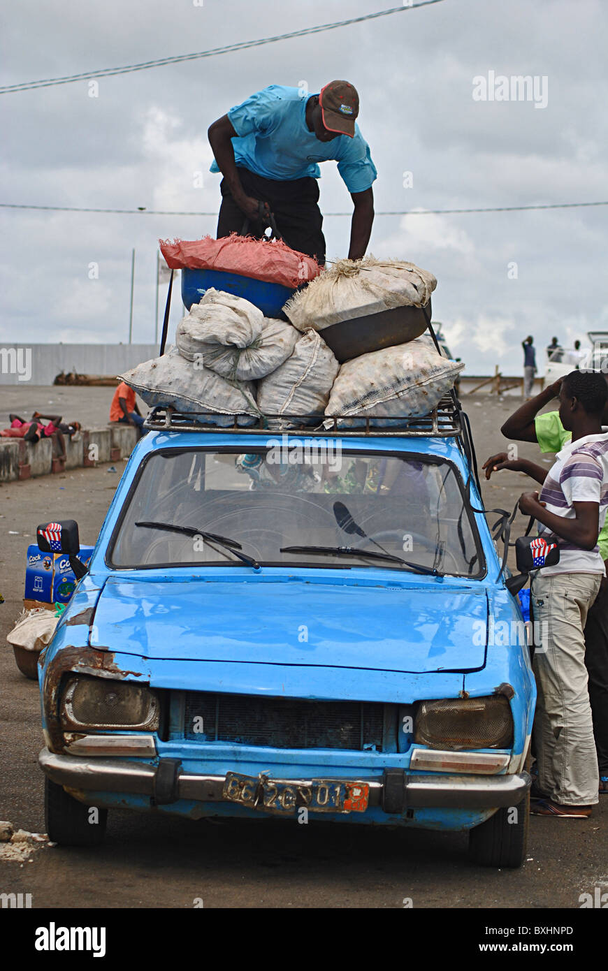 Chargement de l'homme bush upa-taxi en Côte d'Ivoire, Afrique de l'Ouest Banque D'Images