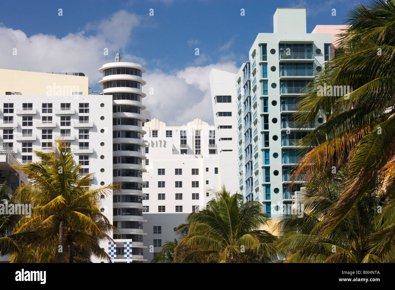 L'architecture Art déco de l'hôtel Royal Palm et des tours d'immeubles, South Beach, Miami, Floride, USA Banque D'Images