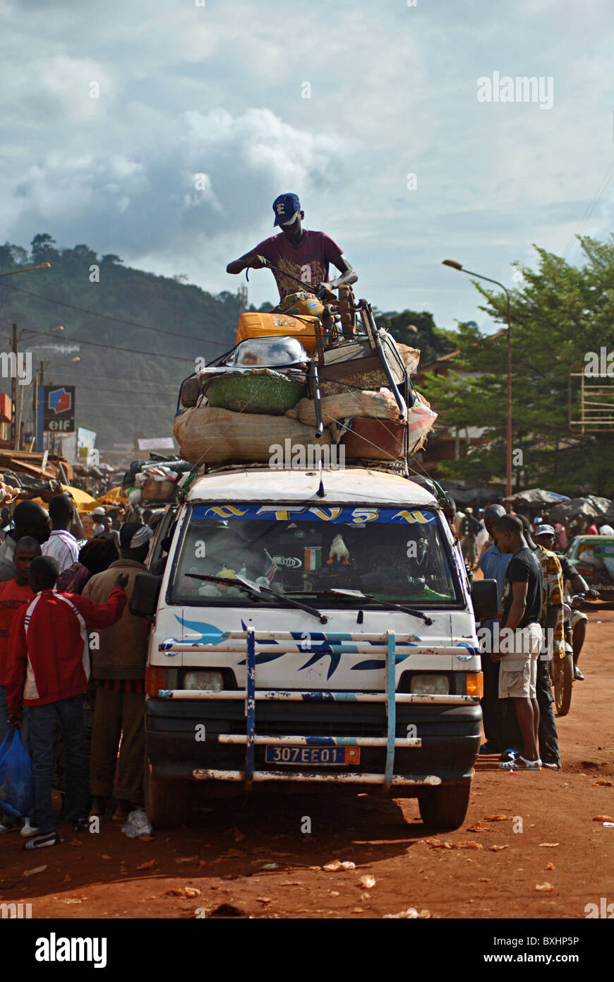 Chargement d'un minibus de l'homme en Côte d'Ivoire, Afrique de l'Ouest Banque D'Images