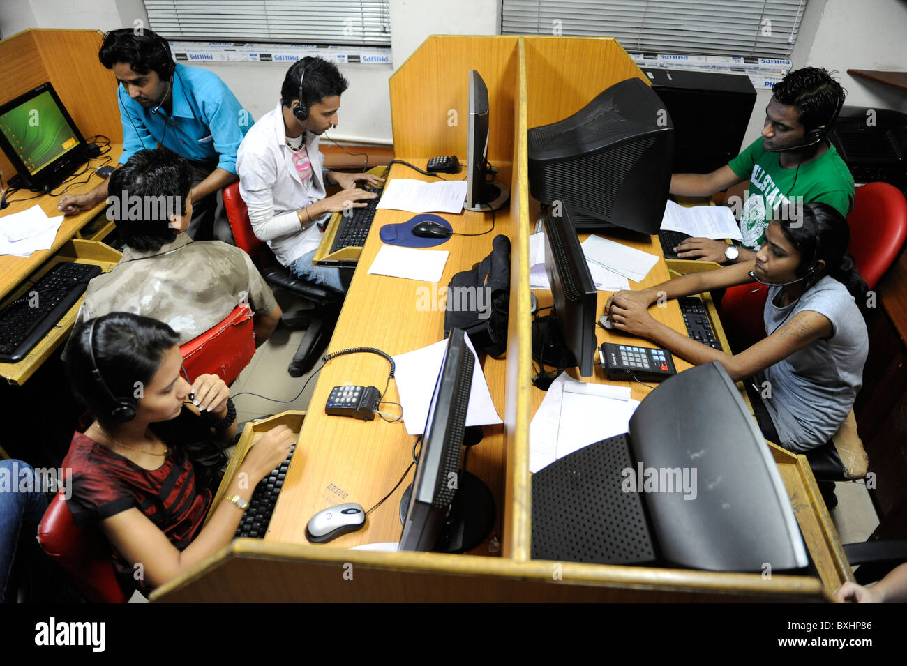 Asie du Sud Inde Mumbai Calcutta , les jeunes femmes travaillent dans le centre d'appel nous appelant ou client britannique Banque D'Images