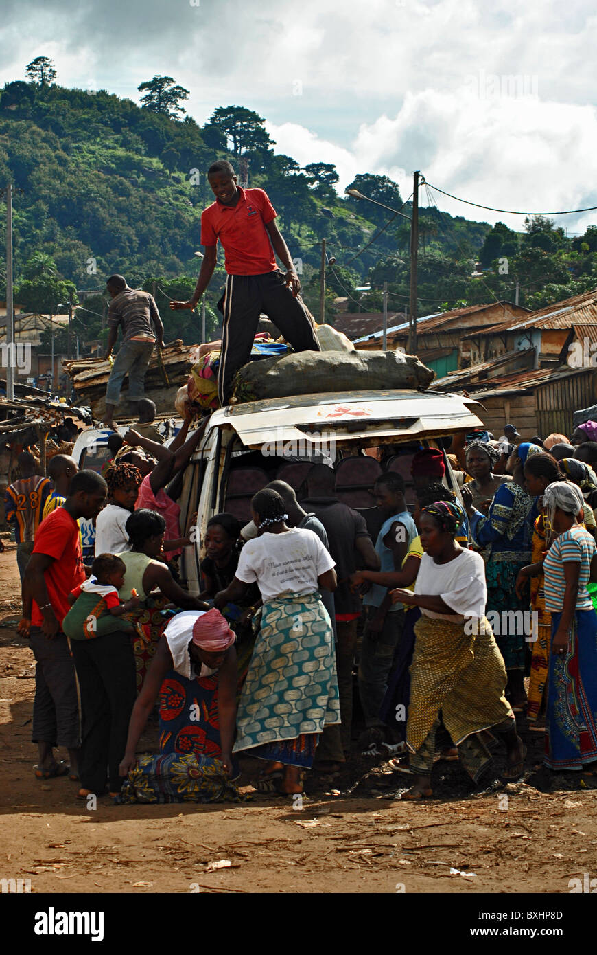 Chargement d'un minibus de l'homme en Côte d'Ivoire, Afrique de l'Ouest Banque D'Images