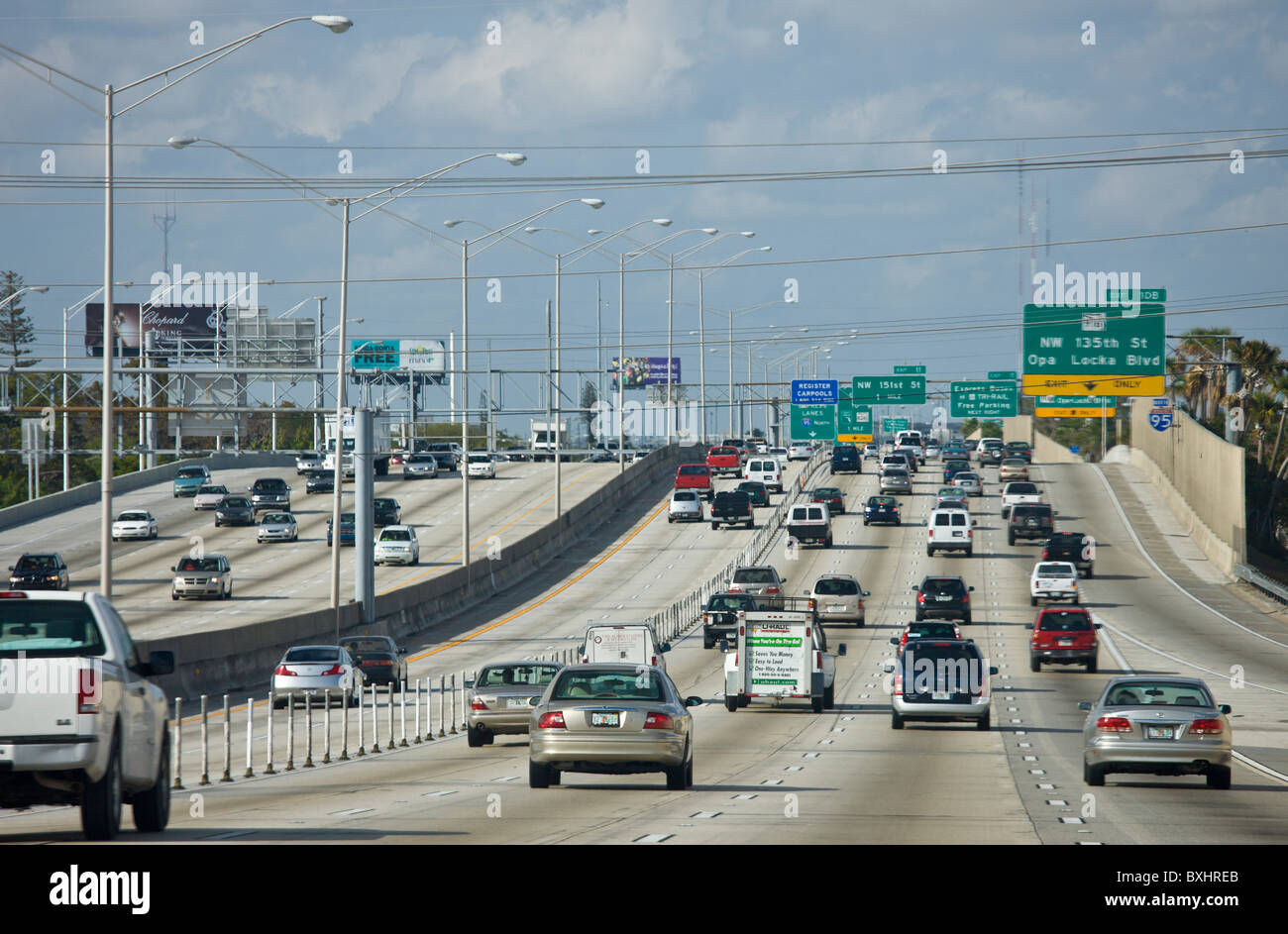 Le trafic sur l'autoroute A la sortie de Miami à Opa Locka Boulevard, Floride, États-Unis d'Amérique Banque D'Images