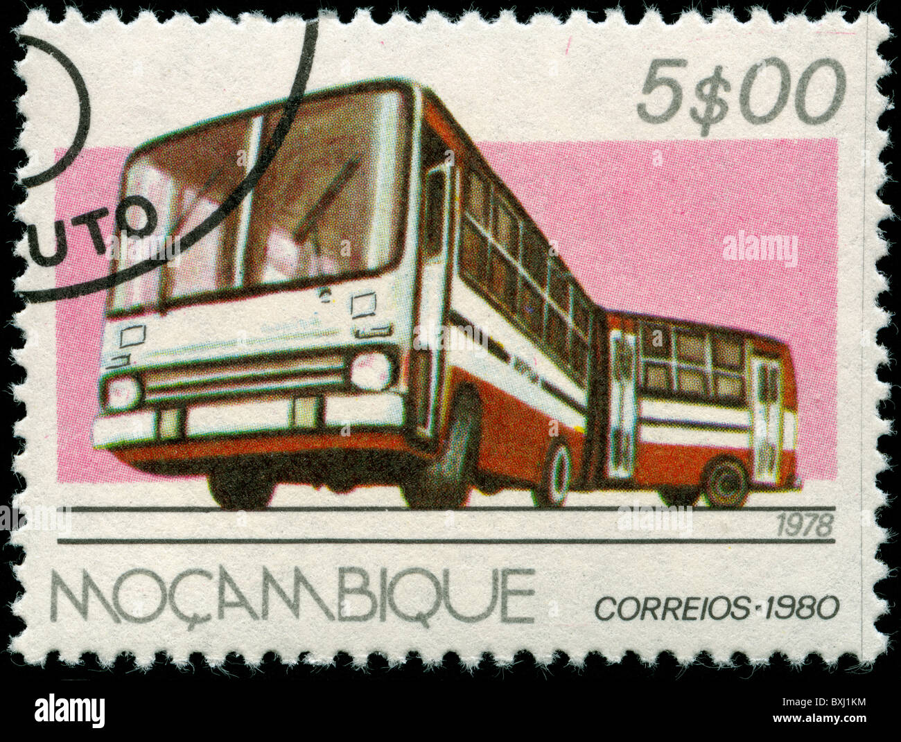 Timbre ancien du Mozambique avec photo d'un bus Banque D'Images