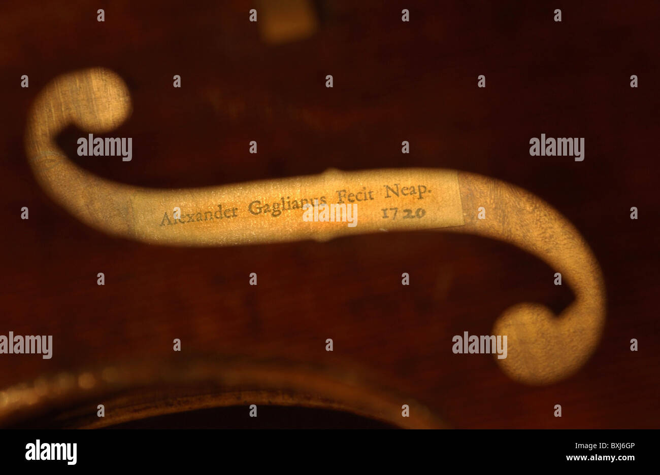 La Musique, instruments de musique, violoncelle, construit en 1720 par Alexander Gaglianus, vue à travers le trou F, historique, historique, violonc Banque D'Images