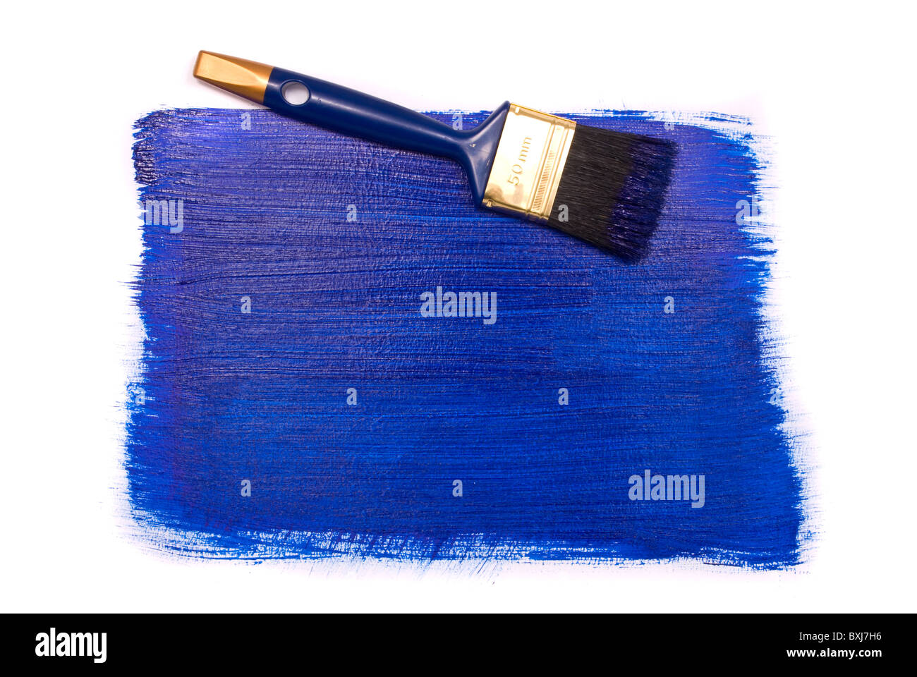 Pinceau professionnel avec peinture bleu sur fond blanc Banque D'Images