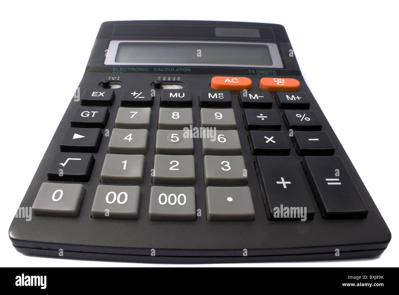 La calculatrice noire sur un fond blanc est isolé Banque D'Images