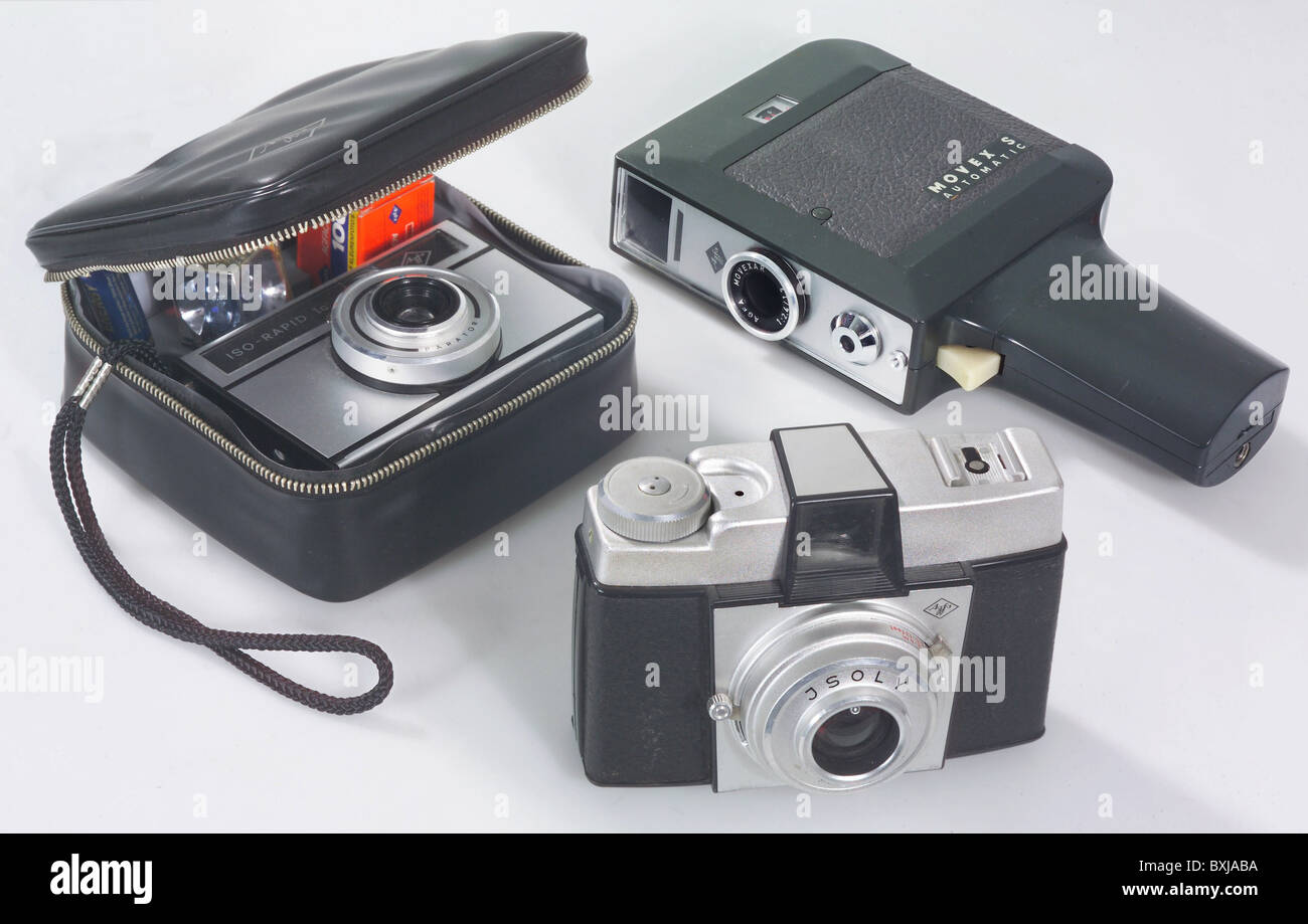 Photographie, appareils photo, Agfa Isoly, 1960, appareil photo à télémètre simple, Agfa ISO Rapid IC (à gauche), 1965, appareil photo 35 mm avec flashcube, Agfa Movex S Automatic, 1966, Super 8 camera, Allemagne, 1960 - 1966, droits supplémentaires-Clearences-non disponible Banque D'Images