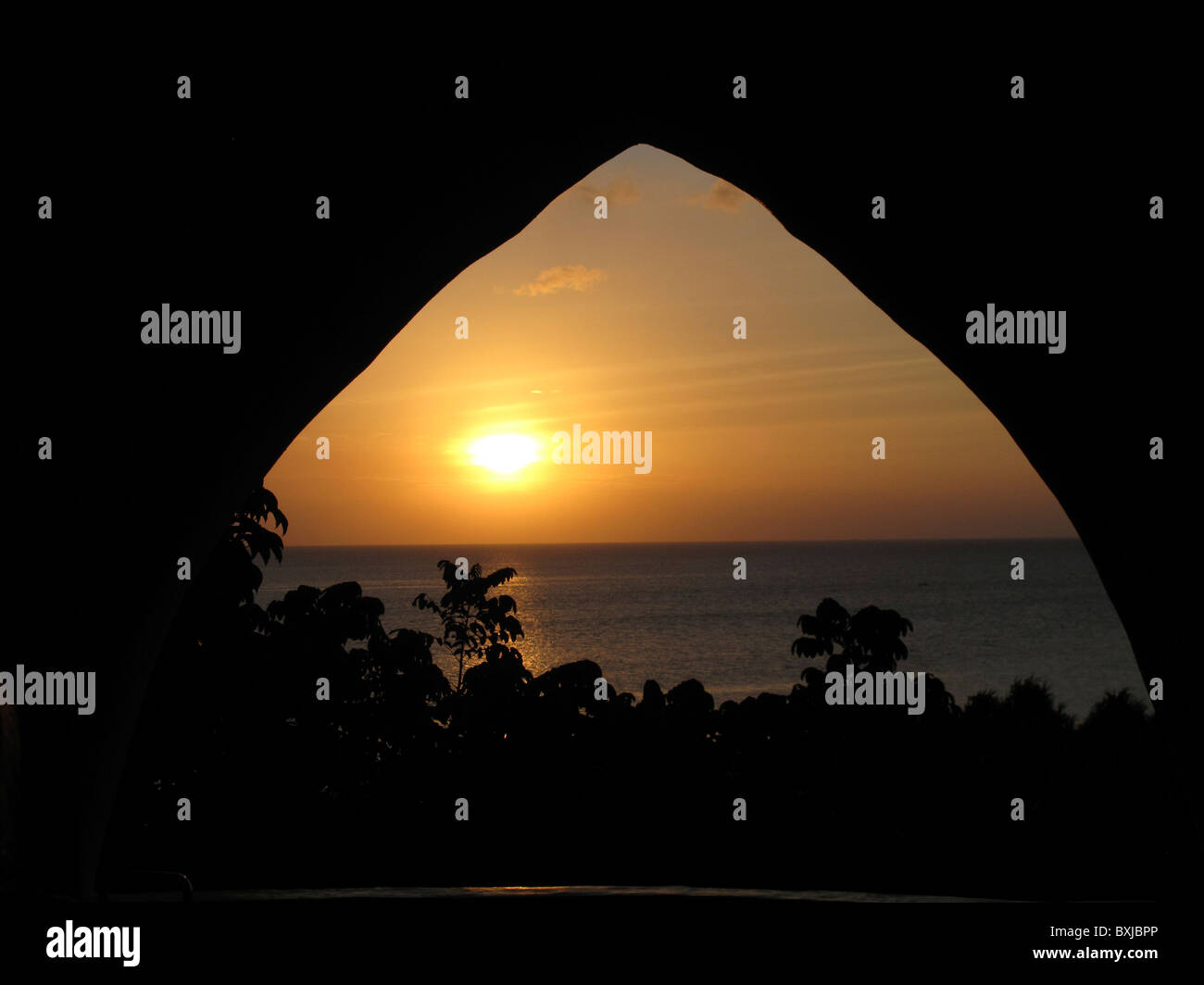 Coucher de soleil sur la mer, vue à partir de la fenêtre . Banque D'Images